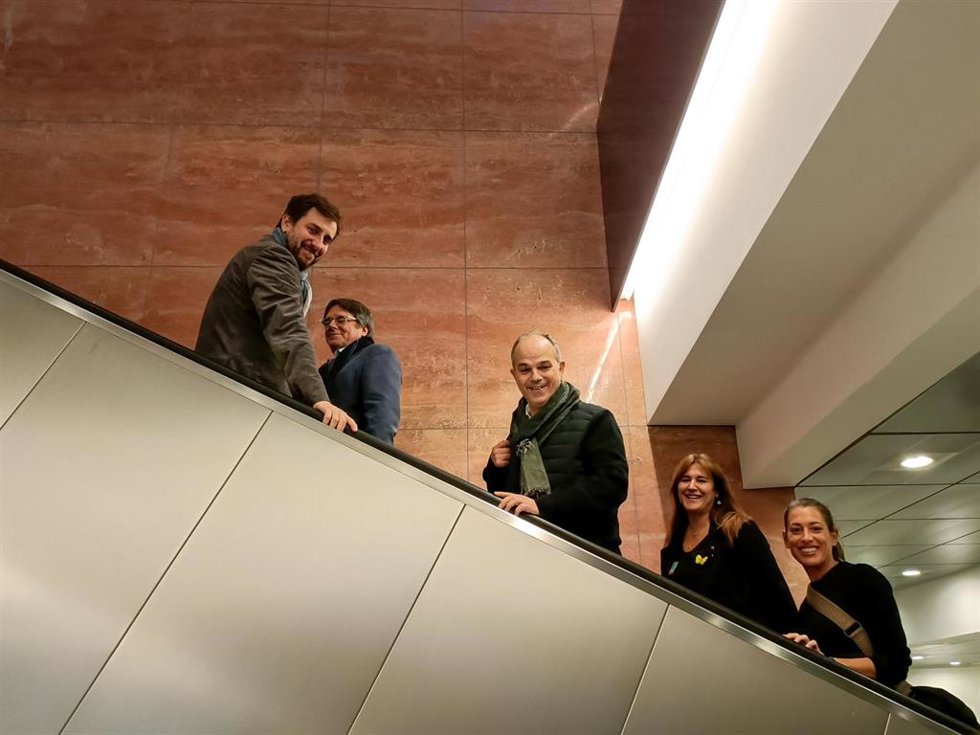 Archivo - (I-D) El exconseller y eurodiputado de Junts Toni Comín; el expresidente de la Generalitat, Carles Puigdemont; el secretario general de Junts per Catalunya, Jordi Turull; la presidenta de Junts, Laura Borrs, y la diputada de Junts, Miriam Nog