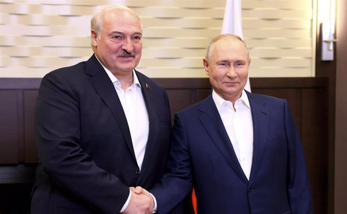 Archivo - El presidente de Bielorrusia, Alexander Lukashenko, junto a su par ruso, Vladimir Putin