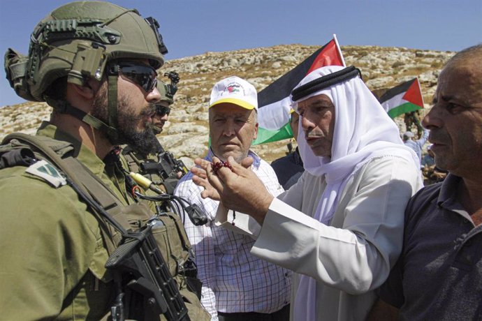 Archivo - Manifestantes palestinos protestan frente a soldados israelíes contra los asentamientos en el pueblo de Beit Dajan, cerca de la ciudad cisjordana de Nablús