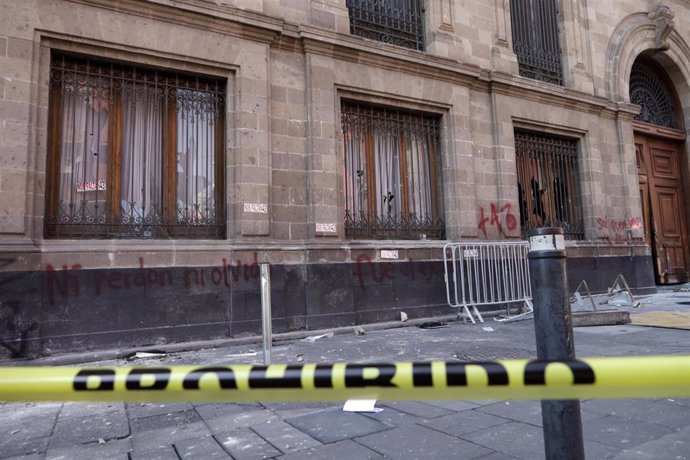 Estudiantes de Ayotzinapa derriban una de las puertas del Palacio Nacional para exigir verse con López Obrador