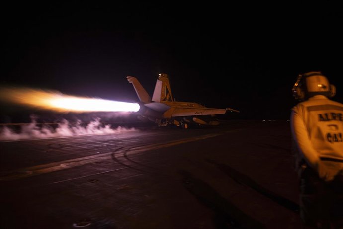 Archivo - Imagen de archivo del despegue de un caza estadounidense desde la cubierta de un portaaviones para una incursión nocturna contra los hutíes en la 'Operación Guardián de la Prosperidad'