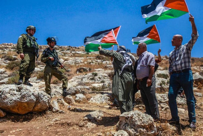 Archivo - Manifestantes palestinos protestan contra los asentamientos israelíes