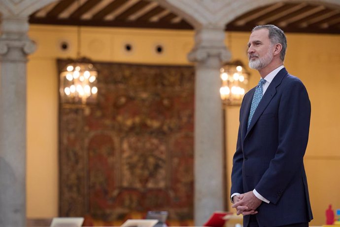 El Rey Felipe VI durante el acto en el que recibe a los 40 alumnos vencedores de las dos últimas ediciones del certamen '¿Qué es un Rey para ti?', en el Palacio Real de El Pardo, a 4 de marzo de 2024, en Madrid (España). Felipe VI ha recibido hoy a los 