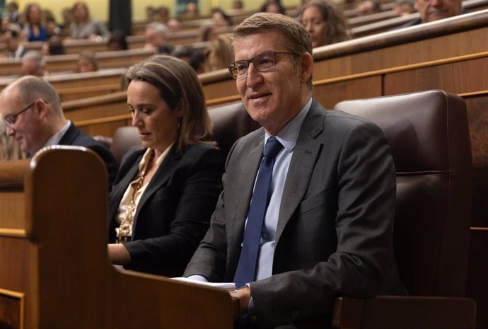 La secretaria general del PP, Cuca Gamarra y el líder del PP, Alberto Núñez Feijóo, durante una sesión de control al Gobierno, en el Congreso de los Diputados, a 28 de febrero de 2024, en Madrid (España).