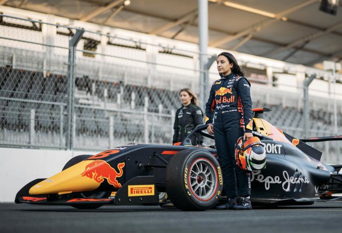 Oracle Red Bull Racing y Pepe Jeans debutan con una colección para verano 2024