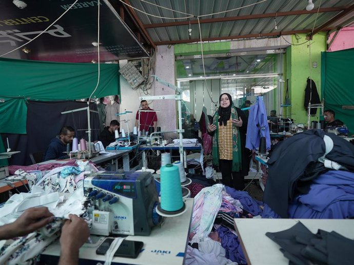 Imagen de archivo de una fábrica textil para personas desplazadas en Rafá.