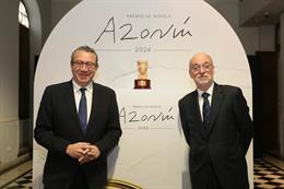 El presidente de la Diputación de Alicante, Toni Pérez, y el director del Área de Relaciones Institucionales del Grupo Planeta, Carlos Creuheras, con el Premio Azorín de Novela 2024.