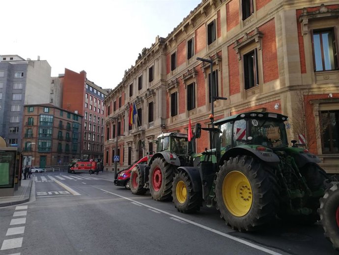 Imagen de tractores aparcados junto al Parlamento de Navarra