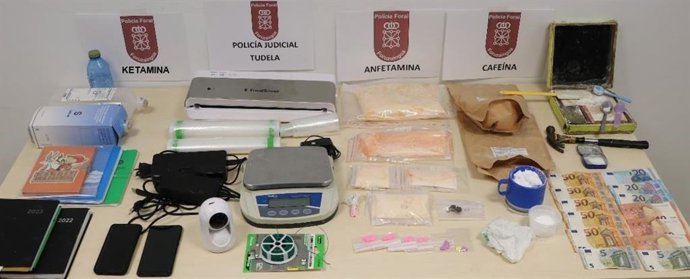 Material y dinero incautado en la operación.