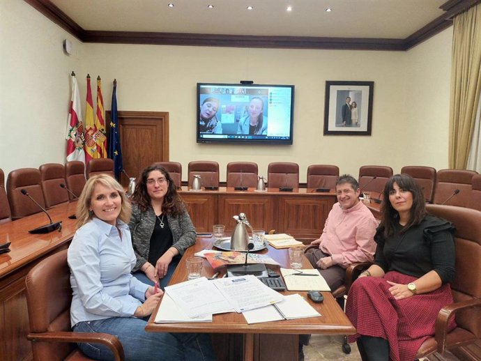 Beatriz Redón En Una Reunión Con Los Consejeros Comarcales En Materia De Igualdad