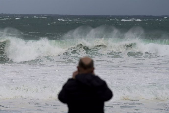 Un hombre observa las olas en A Coruña, Galicia (España)