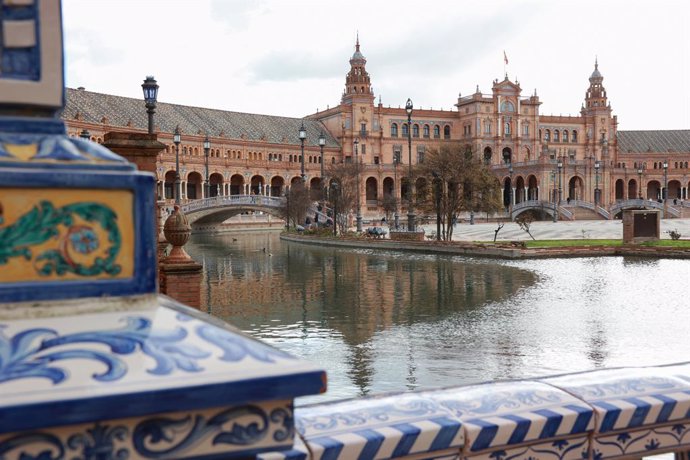 Vista general de la Plaza de España. A 26 de febrero de 2024, en Sevilla (Andalucía, España). El alcalde de Sevilla, José Luis Sanz, ha propuesto el cierre de la Plaza de España y cobrar una entrada a los turistas para así "financiar su conservación" y "m