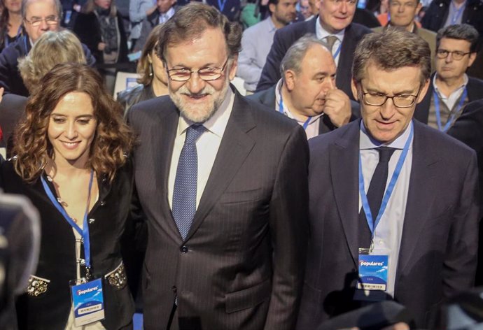 El expresidente del Gobierno Mariano Rajoy entre la presidenta de la Comunidad de Madrid, Isabel Díaz Ayuso, y el presidente nacional del PP, Alberto Núñez Feijóo, en una imagen de archivo