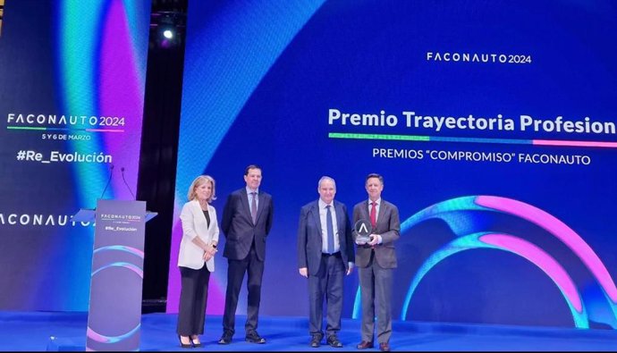 El presidente del Grupo Syrsa, Francisco Galnares, recibe un galardón a su trayectoria profesional en el Congreso de Faconauto.