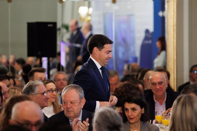 El candidato de EAJ-PNV a Lehendakari del Gobierno Vasco, Imanol Pradales, durante un desayuno informativo de Nueva Economía Fórum, en el Hotel Mandarín Oriental Ritz, a 7 de marzo de 2024, en Madrid (España). Las elecciones al Parlamento vasco se celebra