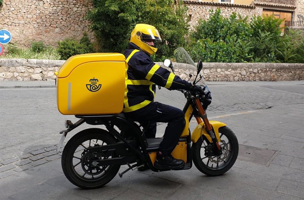 Archivo - Motos eléctricas de Correos.