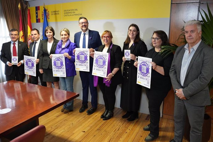 El consejero de Educación, Cultura y Deportes, Amador Pastor, firma con la delegada del Gobierno de España en Castilla-La Mancha el convenio para la puesta en marcha de los puntos violetas en bibliotecas.