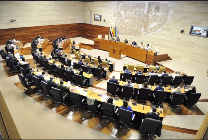 Archivo - Pleno en la Asamblea de Extremadura