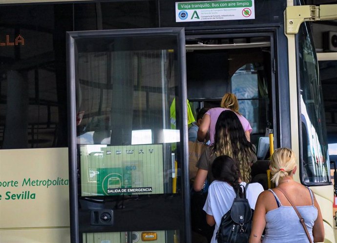 Archivo - En el caso del transporte público, se garantizará el 25% de la totalidad de los servicios en un día normal en horas punta, de 6 a 9,00 y de 18 a 21,00 horas.