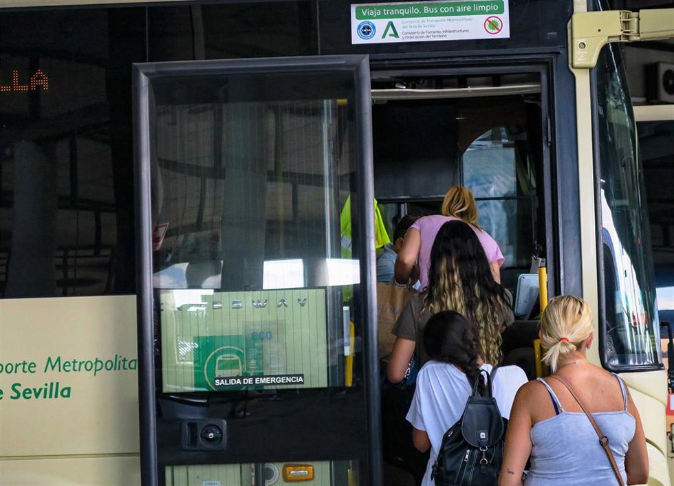 Archivo - En el caso del transporte público, se garantizará el 25% de la totalidad de los servicios en un día normal en horas punta, de 6 a 9,00 y de 18 a 21,00 horas.