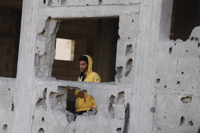 04 March 2024, Palestinian Territories, Nuseirat: A Palestinian man inspects a destroyed building following an Israeli attack on the Al-Batran family's building at Nuseirat refugee camp in the Gaza Strip. Photo: Omar Ashtawy/APA Images via ZUMA Press Wire