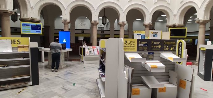 Interior de una oficina de Correos.