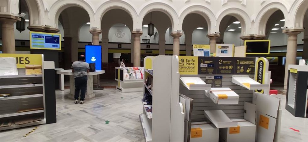 Interior de una oficina de Correos.