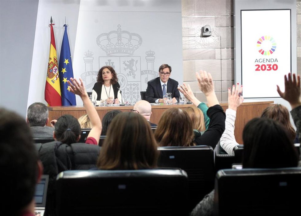 Archivo - La ministra de Hacienda, María Jesús Montero, y el ministro de Sanidad, Salvador Illa, atienden las preguntas de los periodistas durante la rueda de prensa posterior al Consejo de Ministros