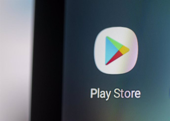Archivo - FILED - 28 April 2021, Berlin: The logo of the Play Store app from the US company Google can be seen on the screen of a smartphone. 