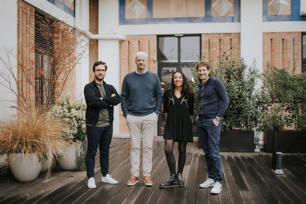 De izquierda a derecha: Steve Anavi (presidente y cofundador de Qonto), Alexis Renard (cofundador de Regate), Laura Pallier (cofundadora de Regate), Alexandre Prot (CEO y cofundador de Qonto)