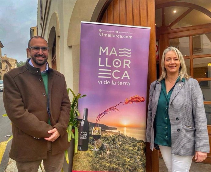 El director insular de Promoción Económica y Producto de Mallorca, Álvaro Roca, y la consellera de Promoción Económica y Desarrollo Local, Pilar Amate, durante la presentación de la campaña vitivinícola que irá a la feria ProWein 2024.