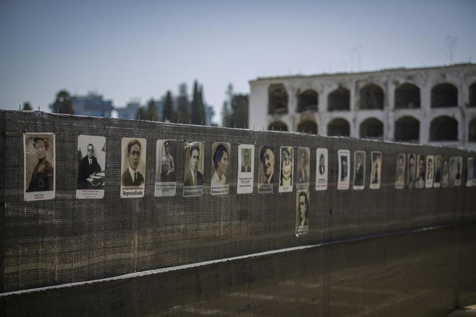 Archivo - Fotografías de desaparecidos y asesinados en la exhumación de la fosa común de Pico Reja, una de las mayores fosas del franquismo, ubicada en el cementerio de San Fernando