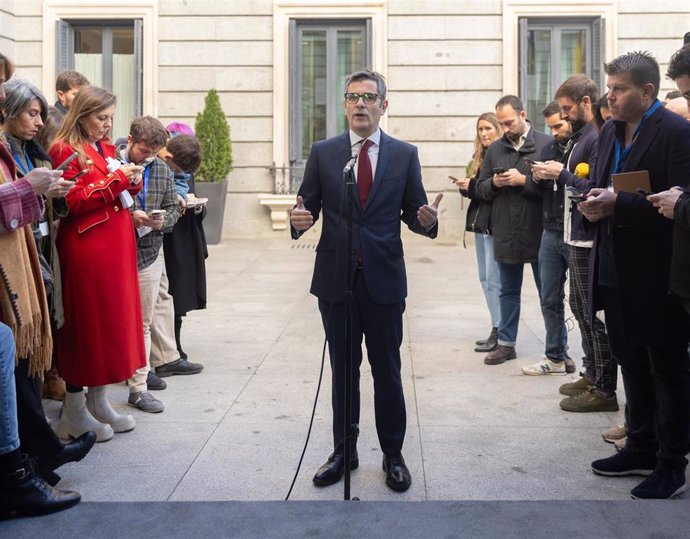 El ministro de la Presidencia, Justicia y Relaciones con las Cortes, Félix Bolaños (c), ofrece declaraciones a los medios en el Patio del Congreso de los Diputados, a 7 de marzo de 2024, en Madrid (España). 