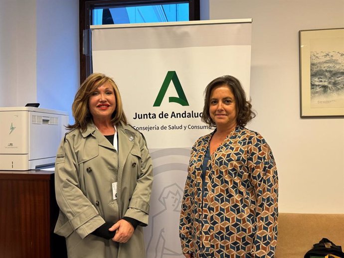 La presidenta de la Asociación Trans de Andalucía (ATA-Sylvia Rivera), Mar Cambrollé, y  la Consejera de Salud y Consumo de la Junta de Andalucía, Catalina García.