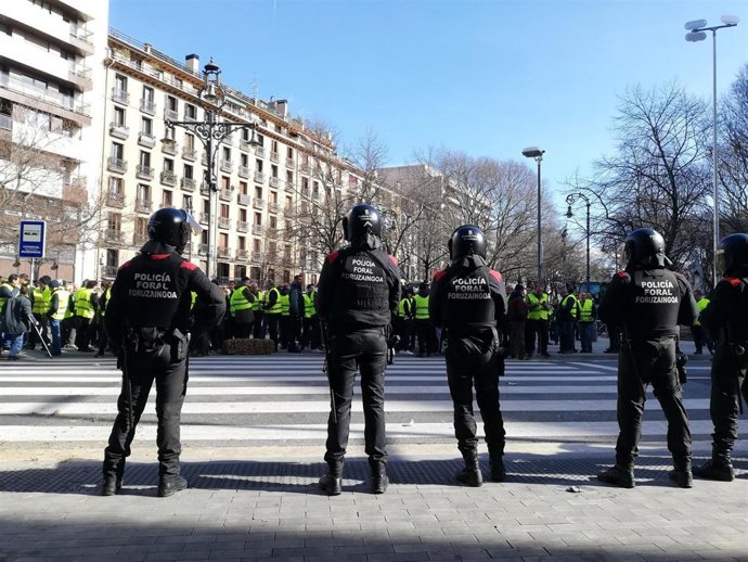 Imagen del dispositivo policial desplegado en el exterior del Parlamento de Navarra frente a los agricultores
