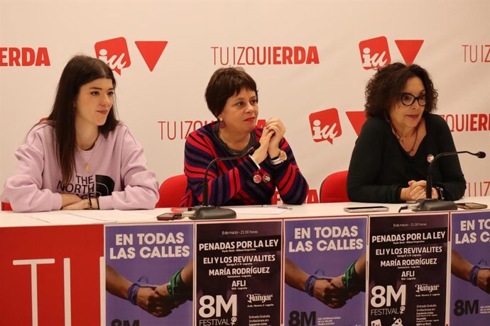 La diputada de IU, Henar Moreno, junto a la exdiputada regional, Juana Clavero, y la concejala de Nájera, Ruth Sáenz