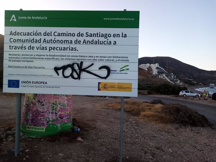 Archivo - Cartel sobre la adecuación del Camino de Santiago a través de vías pecuarias en el entorno de El Algarrobico en Carboneras (Almería).