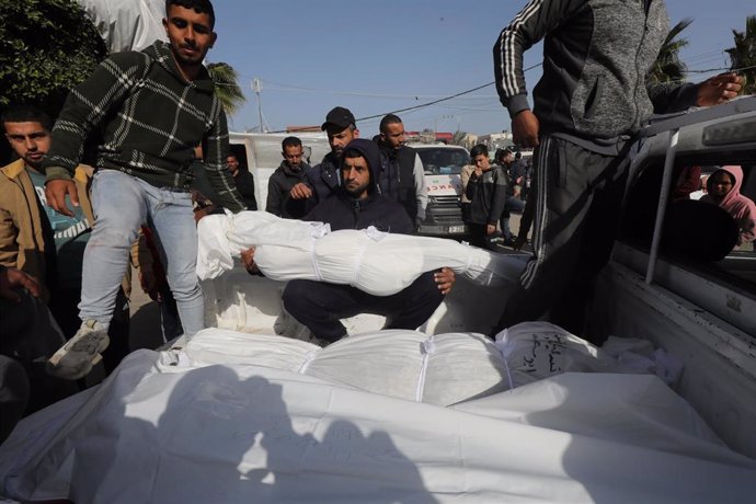 Familiares de un palestino muerto por los ataques del Ejército de Israel contra la Franja de Gaza trasladan su cadáver desde la morgue del Hospital Al Aqsa, en Deir al Balá (archivo)