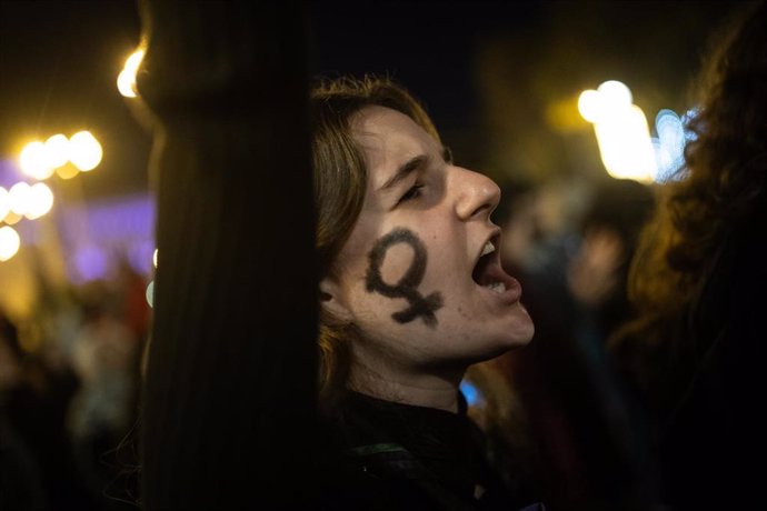 Archivo - Una mujer con la cara pintada grita, durante una manifestación 