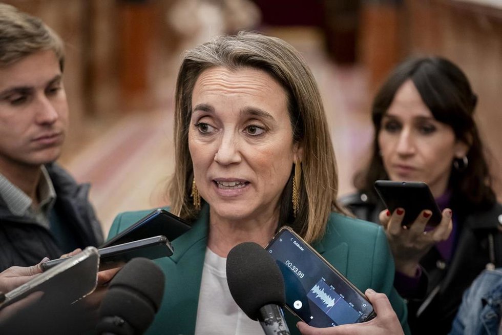 La secretaria general del Partido Popular, Cuca Gamarra, atiende a los medios de comunicación en el Congreso de los Diputados.