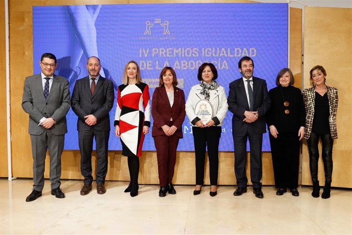 Teresa Peramato, tercera por la derecha, en la entrega de los IV Premios Igualdad de la Abogacía.