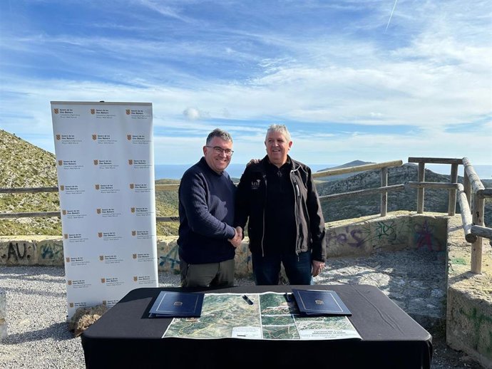 El conseller de Agricultura, Pesca y Medio Natural, Joan Simonet, firma contrato de explotación de la finca de Sa Duaia con la Cooperativa de la Terra de Llevant.