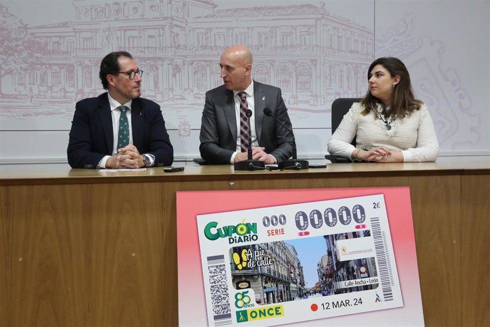 El delegado de la ONCE en Castilla y León, Ismael Pérez; el alcalde de León, José Antonio Diez; y la responsable provincial de la organización, María Quindós, en la presentación del cupón con la imagen de la Calle Ancha