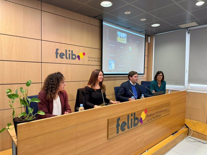 La consellera de Vivienda, Marta Vidal, junto al presidente de la Federación de Entidades Locales de Baleares (Felib), Jaume Ferriol, durante el encuentro que ha habido este jueves para explicar las novedades en materia de vivienda y movilidad.