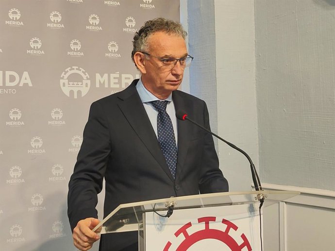 El delegado del Gobierno en Extremadura, José Luis Quintana, en declaraciones a los medios de comunicación en el Ayuntamiento de Mérida.