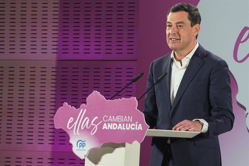 El presidente de la Junta de Andalucía, Juanma Moreno interviene en el acto con motivo del Día de la Mujer, a 5 de marzo de 2024, en Sevilla. (Foto de archivo).
