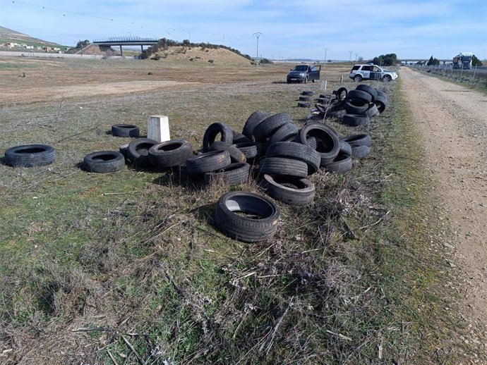 Neumáticos acumulados junto a una carretera que han sido hallados por la Guardia Civil.