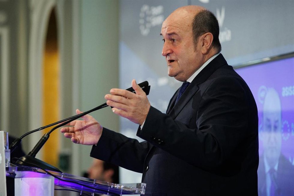 El presidente del EBB de EAJ-PNV, Andoni Ortuzar, interviene durante un desayuno informativo de Nueva Economía Fórum, en el Hotel Mandarín Oriental Ritz, a 7 de marzo de 2024, en Madrid (España). Las elecciones al Parlamento vasco se celebran el próximo