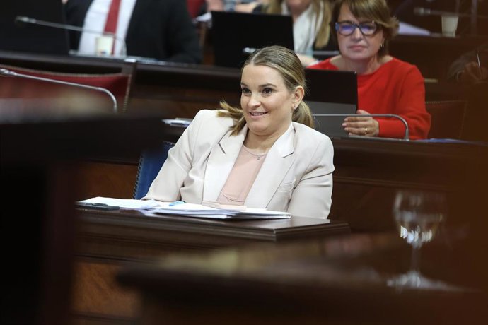 La presidenta del Govern balear, Marga Prohens, durante un pleno del Parlament balear