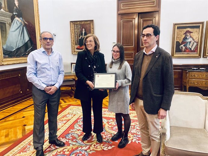 La presidenta entrega el reconocimiento a Sandra Ruiz, con mejor expediente académico en la Escuela de Enfermería de la institución provincial.